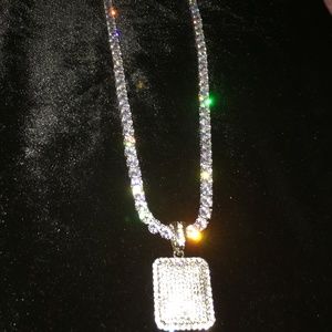 White Gold chain comes with pendant